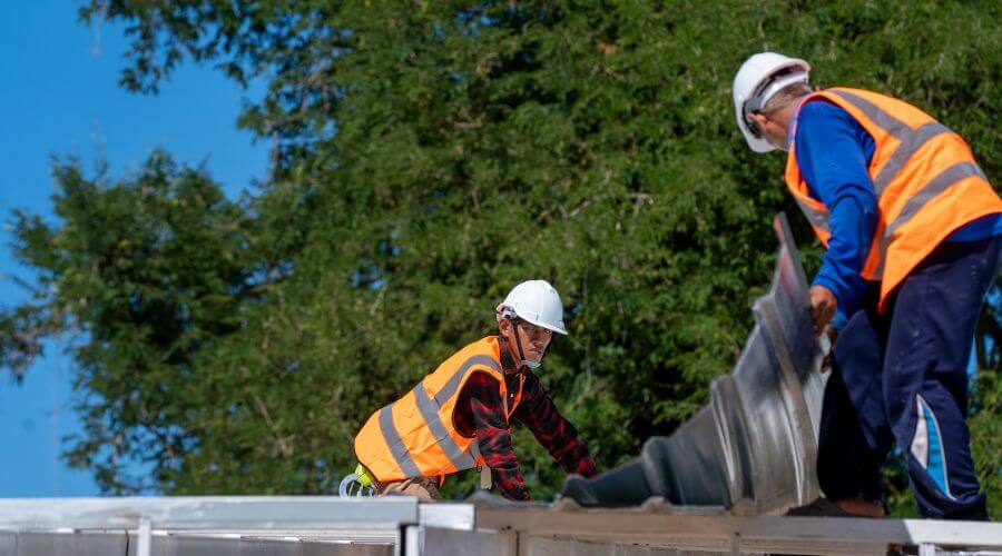 Professional gutter cleaning in New London, IA